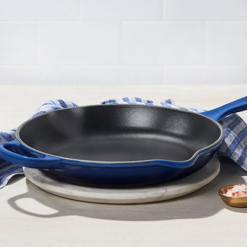 Le Creuset Signature Cast Iron Round Skillet 30cm image number 4